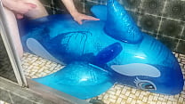 Buckel und Sperma auf Intex 2m aufblasbarem Blauwalteil mit Wasser gefüllt