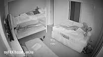 Prawdziwa kamera szpiegowska w sypialni facetów w nocy?