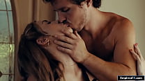 Un mec baise sa petite amie aux petits seins