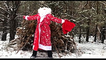 Papai Noel russo empurra seu pau grande na floresta e envia seu esperma com um presente para o Ano Novo 2022!