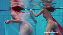 最もセクシーな女の子がプールで裸で泳ぐのを見る