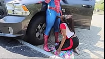 Человек-паук делает отличный минет на улице