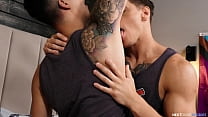 NextDoorBuddies - Dúo de músculos tatuados se devoran unos a otros