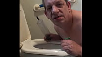 bisexueller schwuler mark wright möchte, dass ihr Liebhaber ihn wie eine Toilette benutzt, während er mit weit geöffnetem Mund daliegt und seine eigene Pisse schluckt