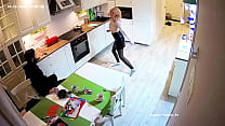 Танцующая девушка получает минет и трахается на кухне