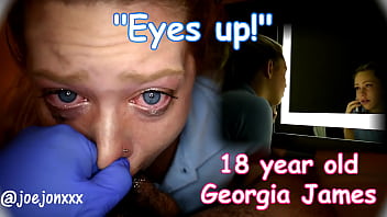 Die achtzehnjährige Georgia James kämpft, würgt und weint auf dem schmutzigen Schwanz eines alten Mannes