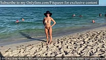 Подросток Fitqueen в любительском видео вызывает группу мужчин на общественном нудистском пляже