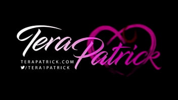 La diva asiática de cabello oscuro Tera Patrick muestra un gran culo y unas tetas increíbles