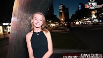 Süße deutsche blonde Teen mit kleinen Titten beim echten Sextreffen