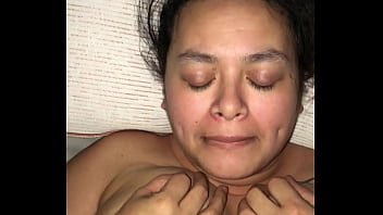 hermosa esposa asiática rogando por semen en su cara bonita