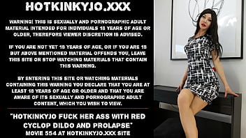 Hotkinkyjo si scopa il culo con un dildo cyclop rosso e prolasso