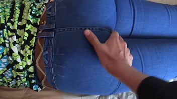 58-jährige lateinamerikanische Mutter zeigt ihren dicken Arsch in Jeans und Tanga, damit Stiefsohn wichsen kann