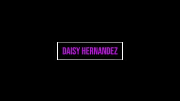 Il bellissimo maschiaccio di 21 anni Daisy Hernandez fa il primo sesso davanti alla telecamera!