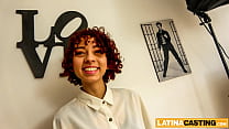 Curly Redhead Latina est sortie pour la première éjaculation anale