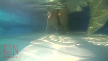 Unterwasser-Pussy-Show. Meerjungfrau Fingersatz Masturbation Elegantes und flexibles Babe, das im Außenpool unter Wasser schwimmt.