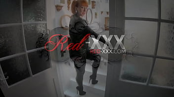 La maliziosa MILF Red XXX prende in giro con i suoi stivali di pelle