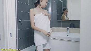 su primera gran experiencia con un consolador anal en la ducha