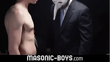 Горячему парню проверяют его задницу анальными пробками и мужскими членами MASONIC-BOYS.COM