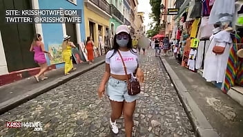 Kriss Hotwife Se Exibindo Em Ponto Turístico De Salvador, Com Um Shortinho Que Deixa Toda Bunda De Fora