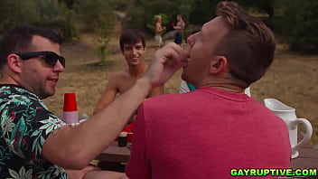 Gayruptive.com-エリオットフィンは、ライリーの息子のキックバックパーティー中に、異性愛者のライリーミッチェルとつながります。あることが別のことにつながり、すぐに両方の男性がクソになります！