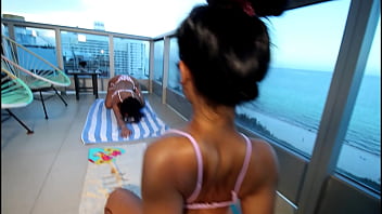 Toticos | South Beach Miami 18-jähriger philippinischer Zwerg lutscht großen schwarzen Schwanz und schluckt die Nuss (Teil 1) von Violet Rae