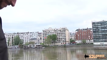 Hellsya, asiatique excitée, se fait sodomiser au bord de la Seine