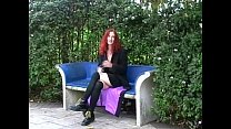 Redhead Amateur Uk Babe Monica Lampeggiante e si masturba in pubblico a Londra