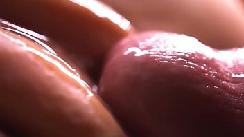 Makrovideo von Reibungen im Detail. Muschi im Sperma
