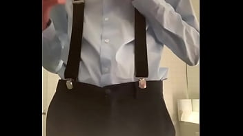 menino twink se masturbando na camisa azul e suspensórios