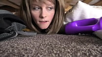 maman britannique coincée sous le lit