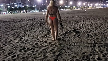 blondinka tchan pokazyvaet ʹki i kisku na plaže