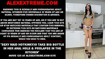 Criada sexy Hotkinkyjo toma una botella grande en su agujero anal y prolapso en la cocina