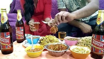 A patroa fez uma comida especial para o sahib e enquanto comia a comida, ela beijava a bucetinha. Hindi com voz sexy. Mumbai ashu