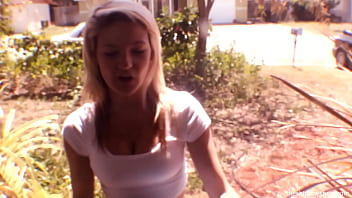 White Girl Wednesday 6 18jähriger blonder TeenieZwerg mit dicken Titten wird auf dem Gymnastikball von Hope Harper gefickt Teil 1