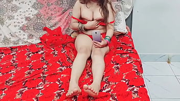 Bhabhi india casada que muestra el cuerpo desnudo a su amante en una videollamada con una voz clara en hindi muy caliente y sucia