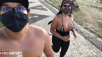 Kriss Hotwife идет по пляжу и снимает свои вкусные груди