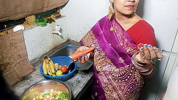 Сексуальную бхабхи трахнули во время приготовления пищи на кухне утром XXX Кухонный секс