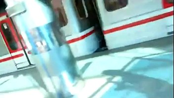 Donna di tocco di uomo sotto vestito in treno