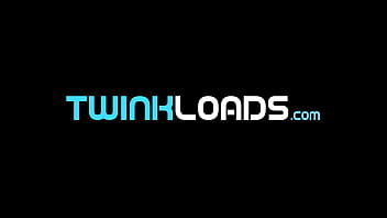 TwinkLoad - Rollentausch: Der sexy Adonis Johnny Ford wird von einem Twink ohne Sattel unterstützt