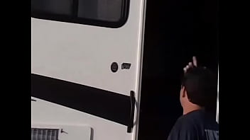 Una ragazza dai capelli rossi e una mora sexy sono felici di scopare sull'autobus con maschi lussuriosi in un duro sesso di gruppo