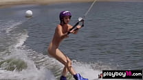 Dani Mathers, une fille nue aux gros seins et aux gros seins, profite du wakeboard