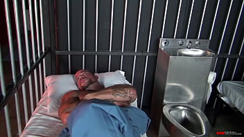 Il detenuto Sean Duran prende a pugni il culo di Dirk Caber in prigione