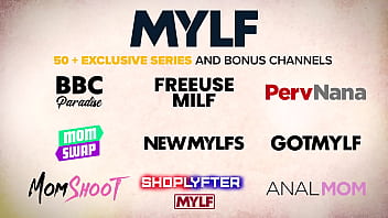 MYLF - Hot Blonde Milf exige que enteado a trate de forma excepcional, especialmente quando eles estão sozinhos