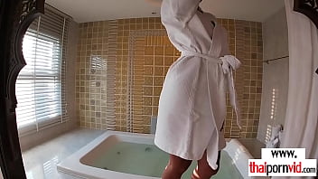 Худенькая тайская тинка Черри трахается в ванне с большим белым членом