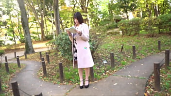 Nana Okamoto nel suo primo video per adulti con uno sconosciuto a Tokyo che succhia cazzi, si scopa con le dita, si spoglia e si palpa e si bacia profondamente