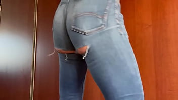 Bunda em jeans rasgados e masturbação