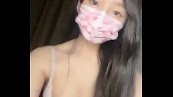 Азиатская девушка трогает себя