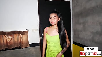 La piccola prostituta amatoriale tailandese Namtam viene scopata da un grosso cazzo europeo