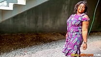 Ama de casa congoleña se graba a sí misma en su primer video sexual amateur