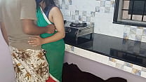 Rima Bhabhi baisée sur le stand de la cuisine le matin quand tout le monde était assis dans la salle à manger XXX Kitchen Sex